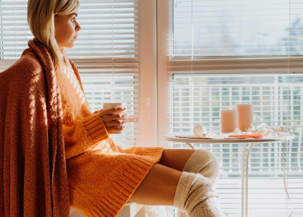 Frau sitzend am Fenster